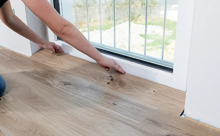 Elastischen Bodenbelag aus Vinyl verlegen