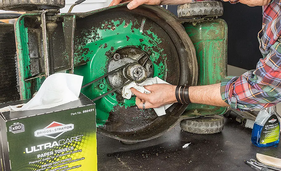Rasenmäher Reparatur: Mäher reinigen