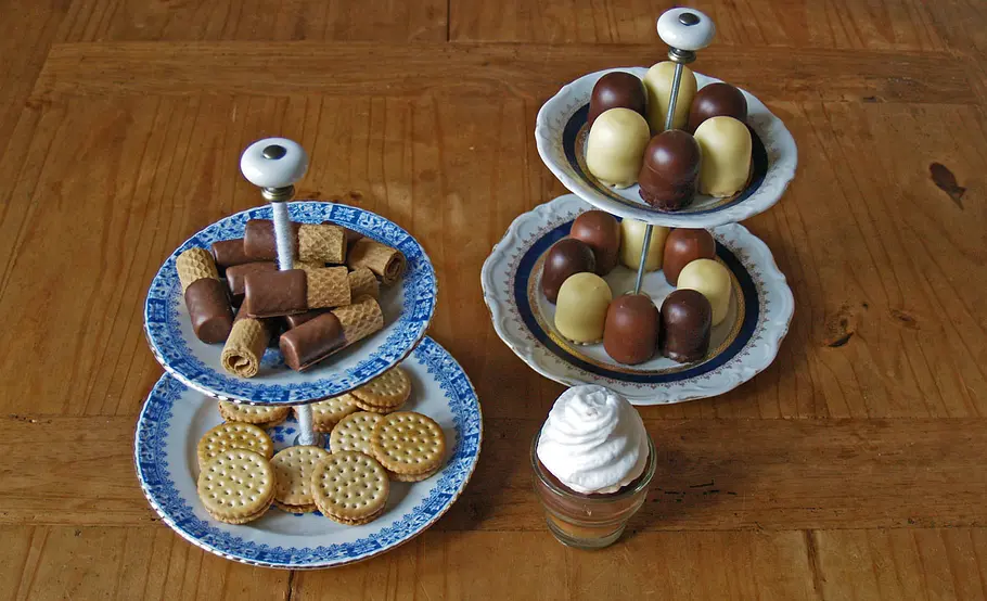 Etagere im Vintage-Look selbst basteln