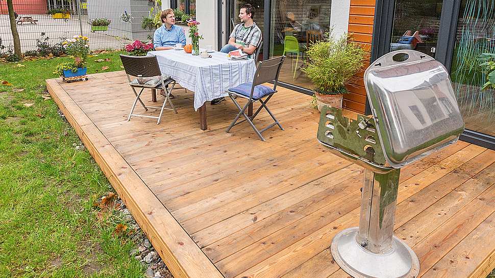 Terrassendielen aus Lärche verlegen - Foto: sidm / CK