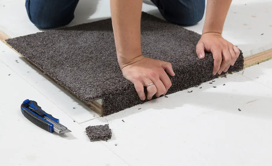 Teppichfliesen verlegen ohne Klebeband