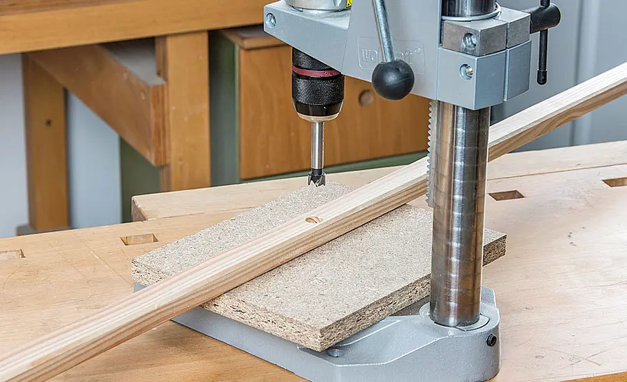 Praktisches Holzregal für den Garten selber bauen