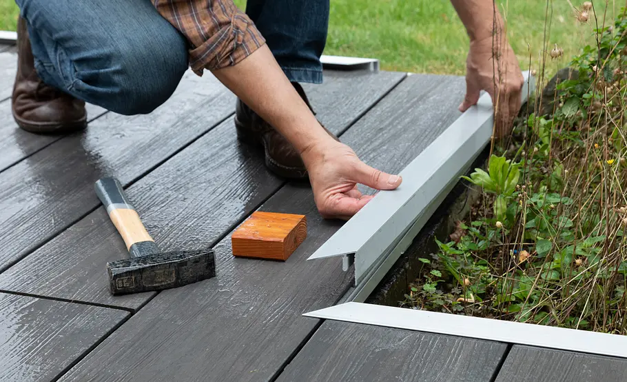 Terrassensanierung: Abdeckprofile zuschneiden und verlegen