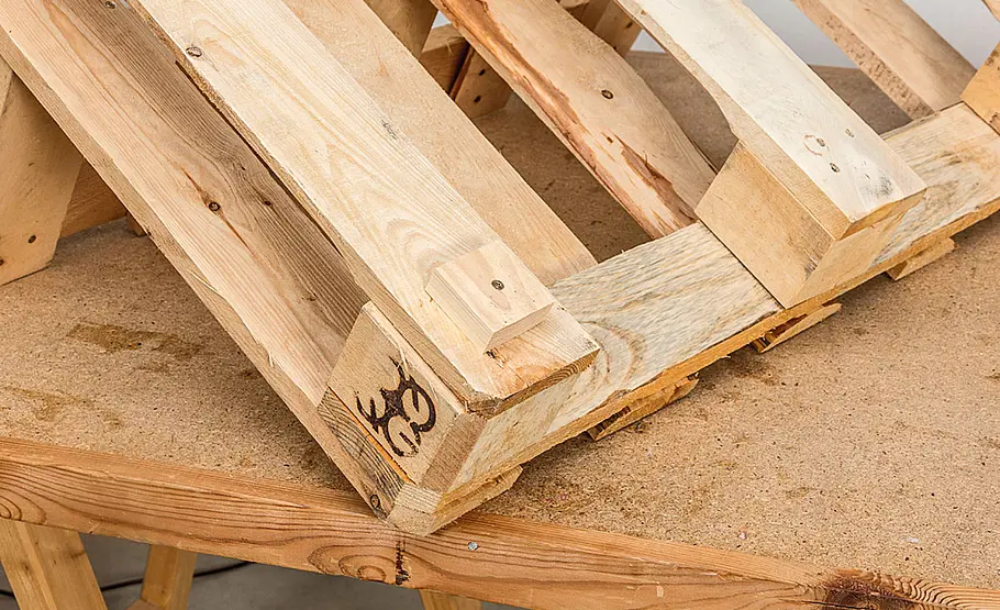Paletten-Werkbank: Werkzeugwand aus Restholz