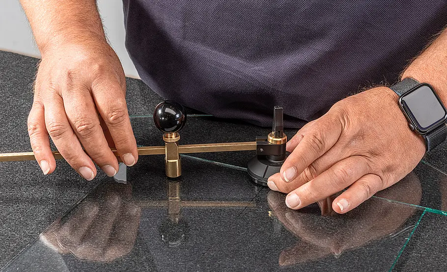 Glas-Durchbruch: Halbkreis
