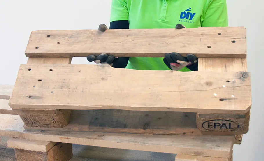 Paletten-Upcycling: Weinregal selber bauen