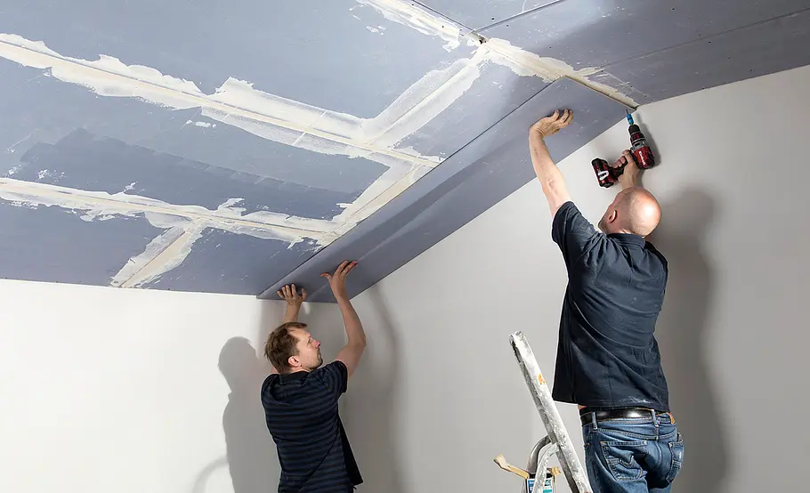 Dachstuhl mit Gipskartonplatten beplanken