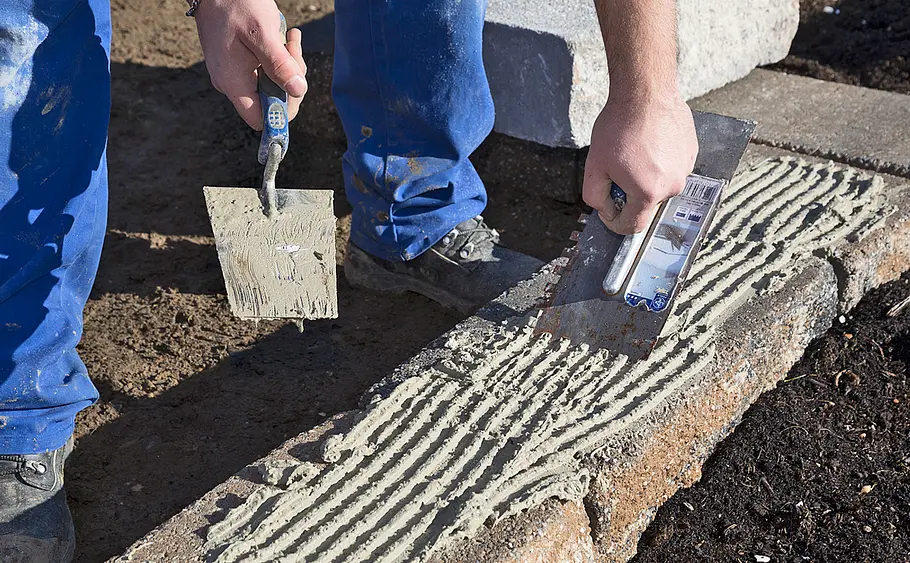 Stufen-Hochbeet aus Betonsteinen mauern