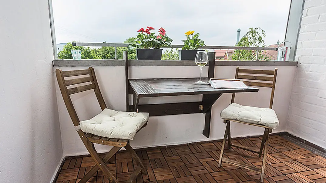 Klapptisch für den Balkon selber bauen - Foto: sidm / KEH Klapptisch für den Balkon selber bauen - Foto: sidm / KEH