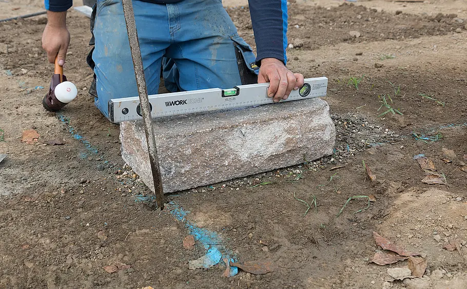 Stufen-Hochbeet aus Betonsteinen mauern