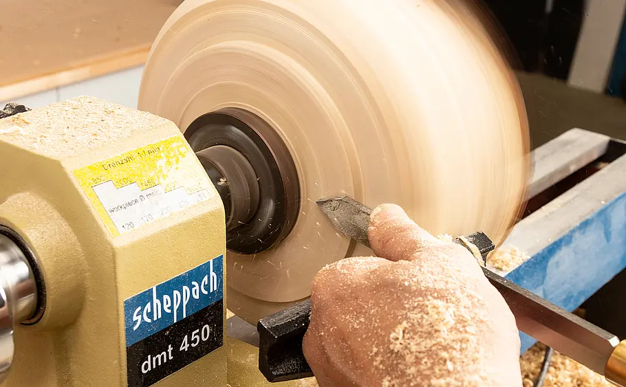 Anleitung: Holzschüssel aus Baumstamm drechseln