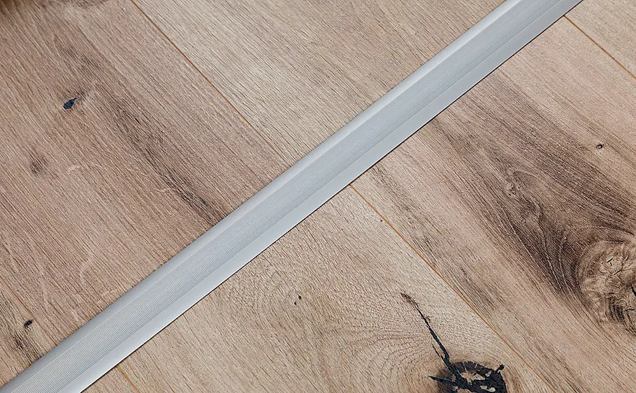 Elastischen Bodenbelag aus Vinyl verlegen
