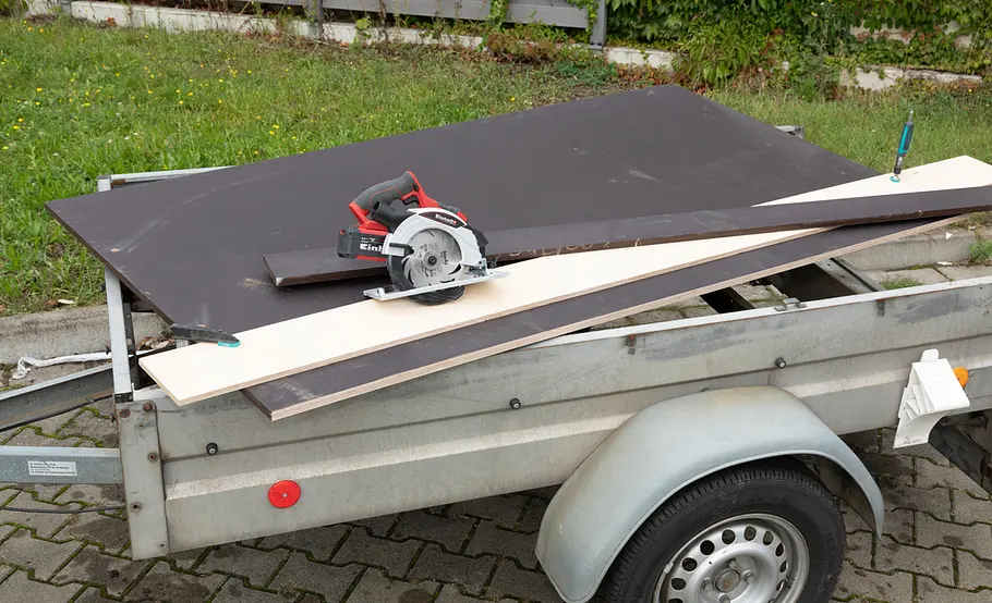 Ladefläche des Kfz-Anhänger reparieren