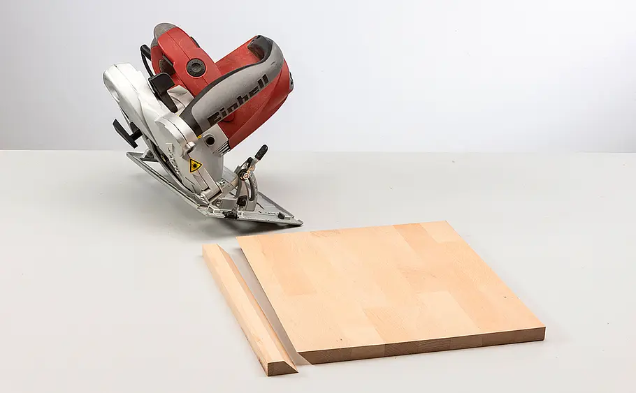 Kleines Regal für Ecke bauen