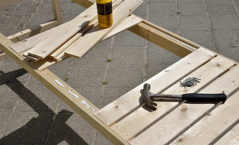 Sonnenliege und Tisch in einem