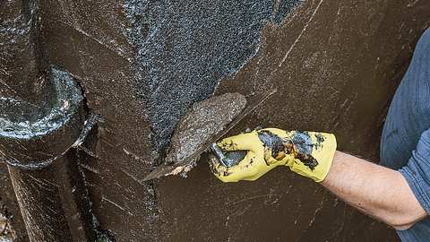 Hauswand mit Bitumen abdichten - Foto: sidm / CK