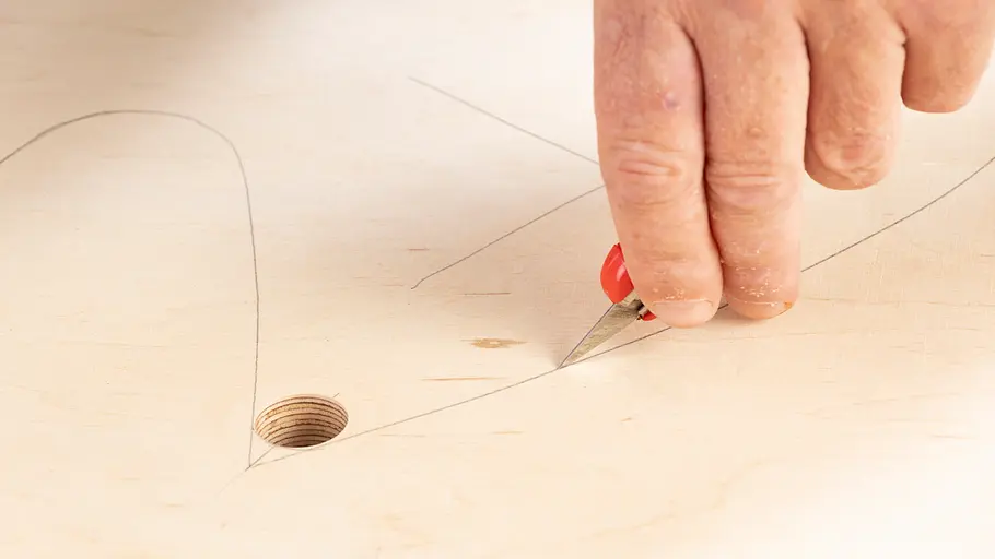 Kontur auf Brett wird vorgeritzt