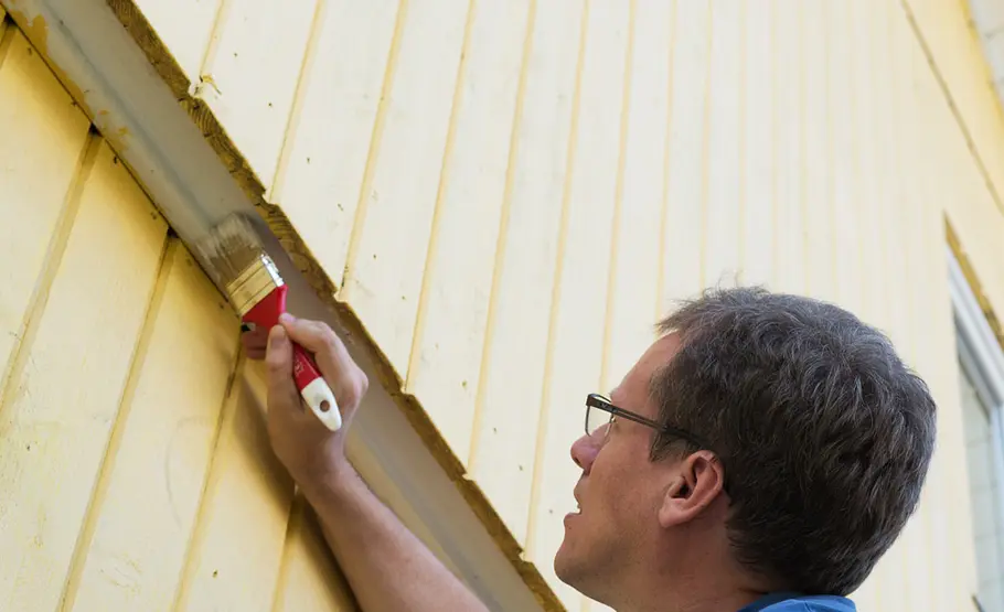 Holzverkleidung der Fassade streichen