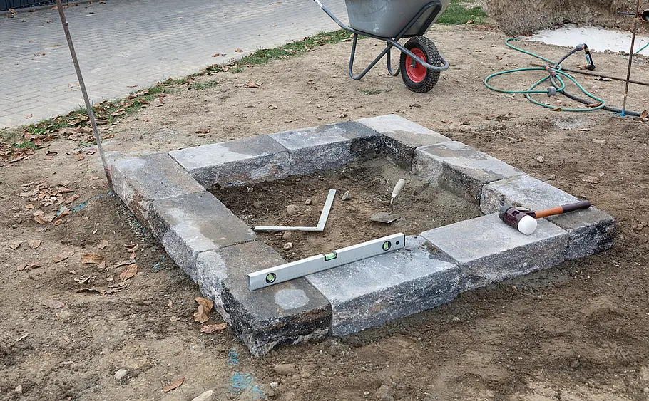 Stufen-Hochbeet aus Betonsteinen mauern