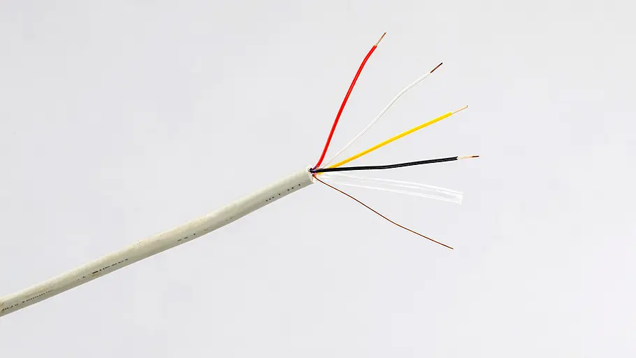 Kabel mit vier Adern, von oben nach unten: Rot, Weiß, Gelb und Schwarz