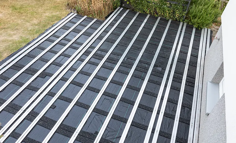 Terrassensanierung: Unterkonstruktions-Profile verschrauben