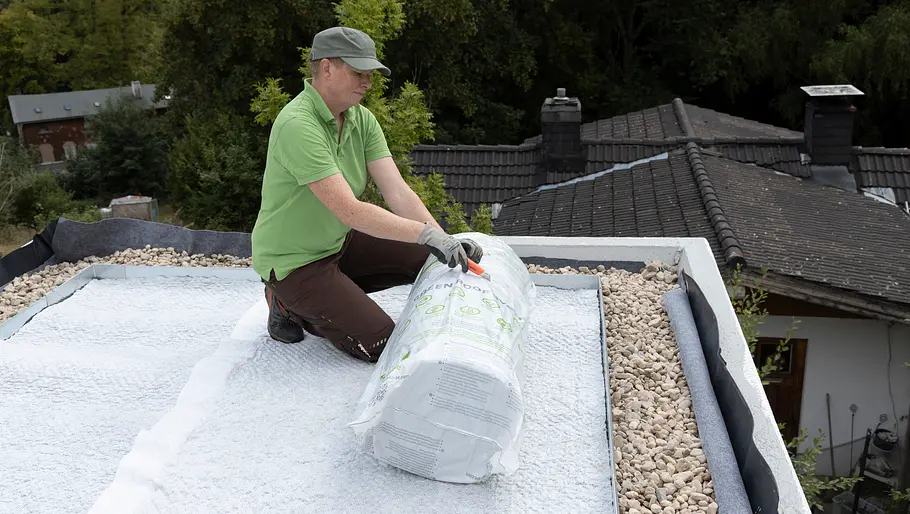 Es folgt die Wachstumsmatte auslangen, speziell vernadelten Steinwollefasern (Urbanscape-Green-Roll).