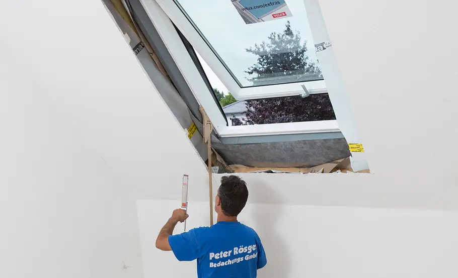 Velux Dachfenster mit Verdunkelungsrollo einbauen