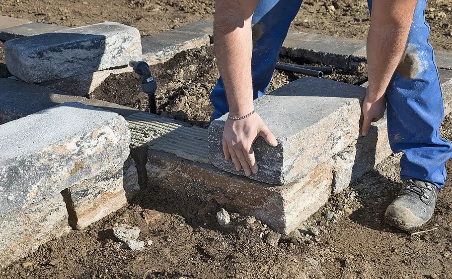 Stufen-Hochbeet aus Betonsteinen mauern