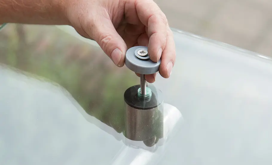 Hausvordach aus Glas und Edelstahl montieren