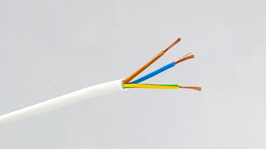 Dreiadriges Stromkabel, von oben nach unten: Braun, blau und grün-gelb