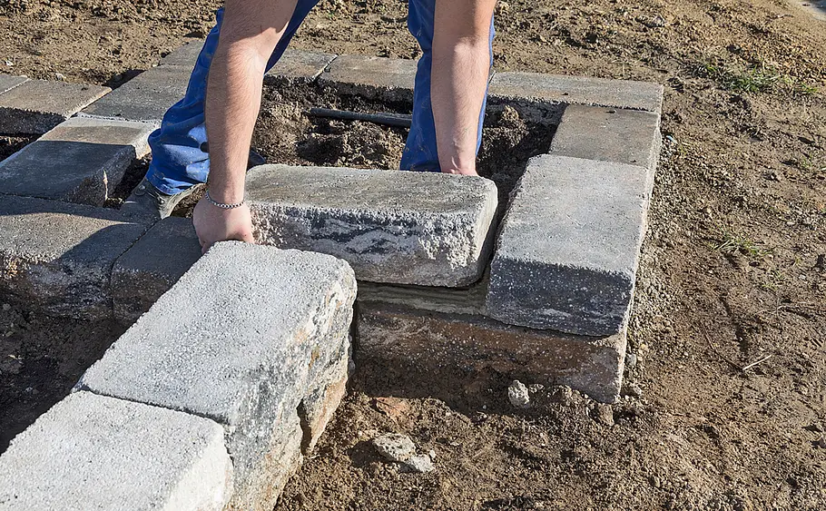 Stufen-Hochbeet aus Betonsteinen mauern
