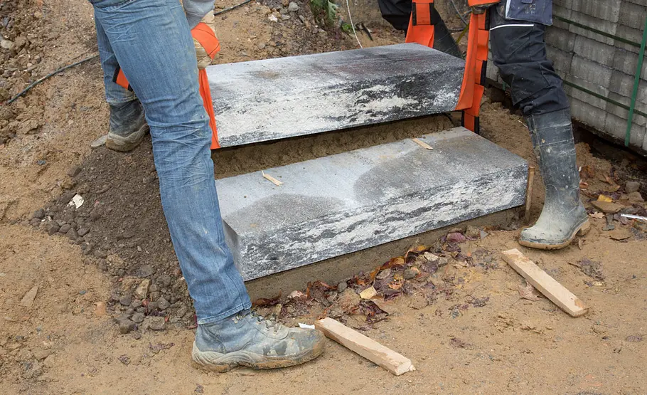 Treppe aus Blockstufen setzen