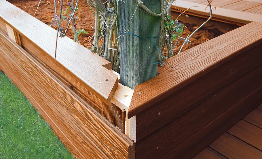 Kleines Hochbeet aus Terrassendielen bauen