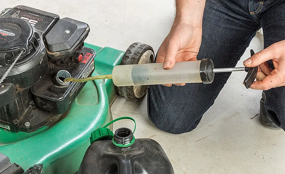 Rasenmäher Reparatur: Flüssigkeiten ablassen