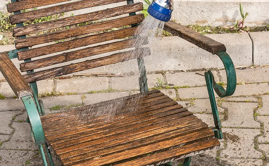 Gartenmöbel reinigen