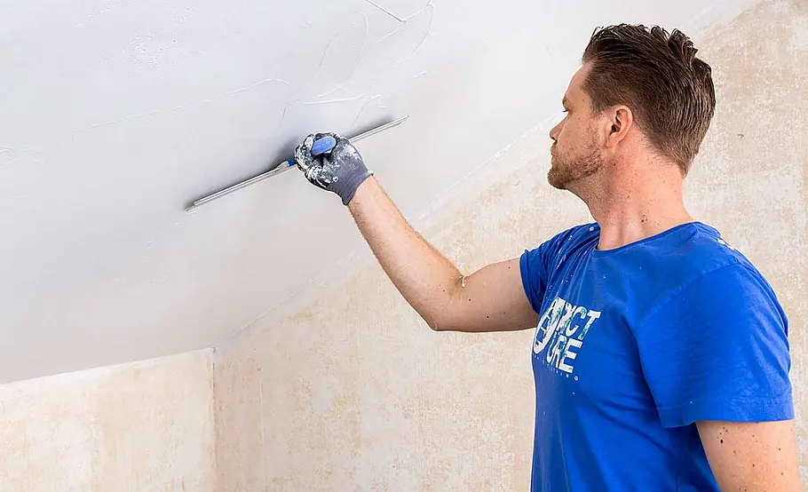 Fertig-Kalkspachtel glättet Innenputz