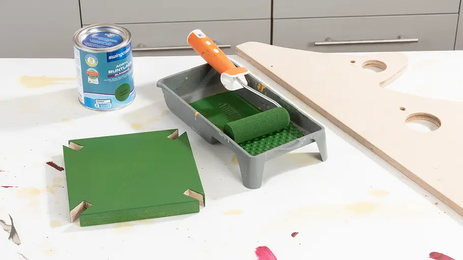 Die einzelnen Teile des Holzbaumes werden lackiert.