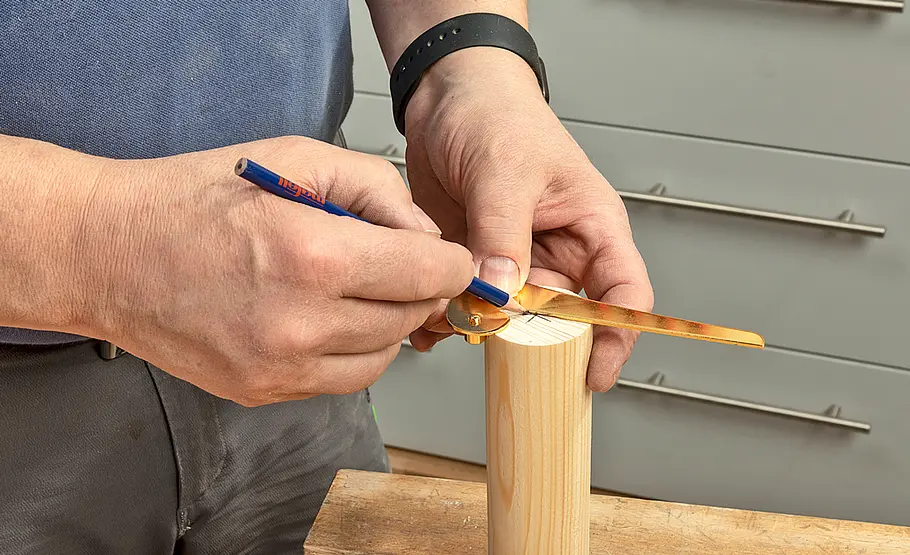 Regal aus Rundholz selber bauen