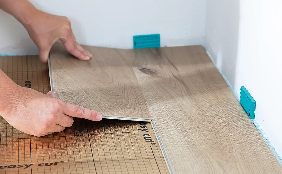 Elastischen Bodenbelag aus Vinyl verlegen
