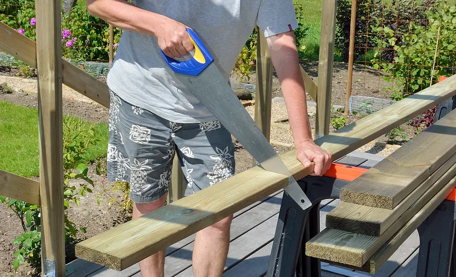 Luftige Pergola aus Holz selber bauen