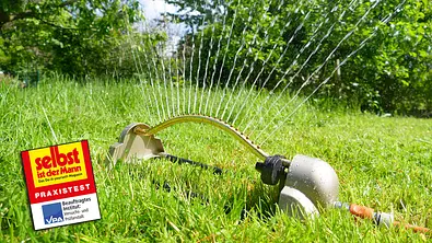 Welcher Viereckregner im Test bewässert den Rasen optimal? - Foto: sidm / KEH
