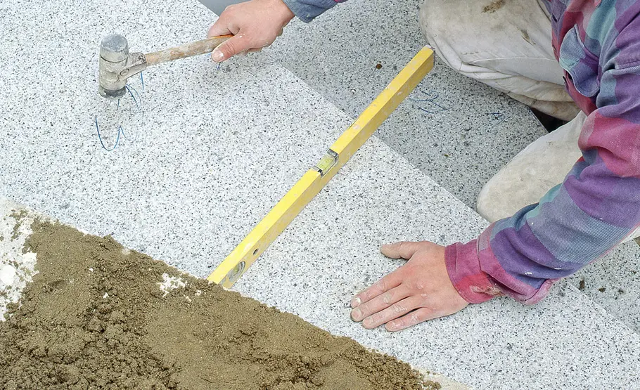 Treppe aus Natursteinplatten