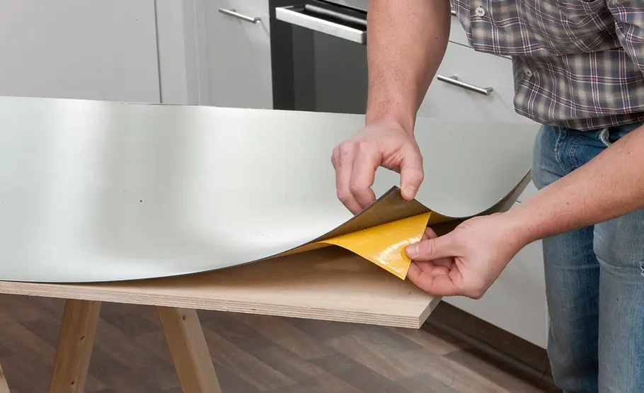 Küchenrückwand aus selbstklebenden Effektplatten