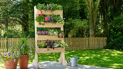 Blumenleiter bestehend aus vier Kästen und bunten Blumen. - Foto: Hersteller / Stihl