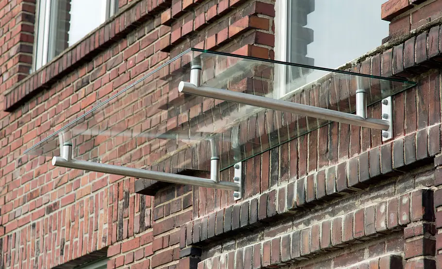 Hausvordach aus Glas und Edelstahl montieren