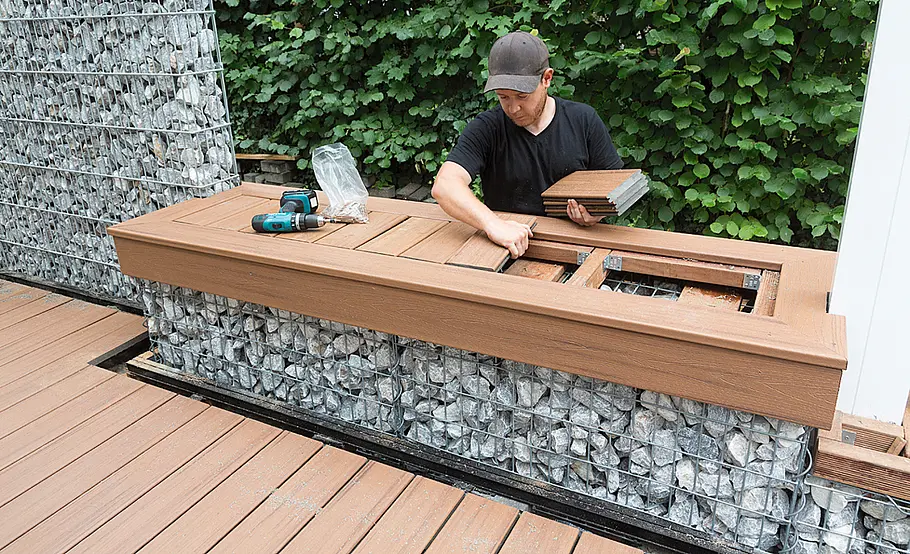 Terrasse mit Stufen in den Garten