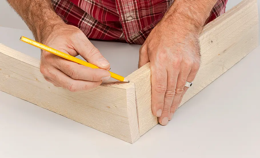 Sägerauen Holzstuhl bauen