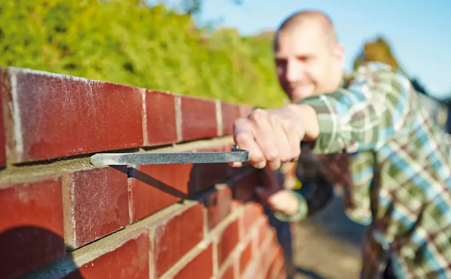 Steinmauer für den Garten aus Klinker