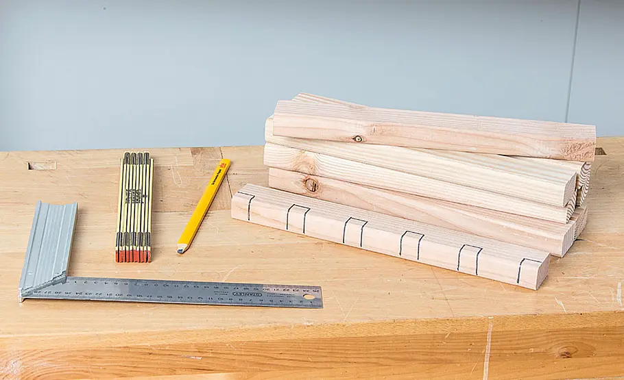 Praktisches Holzregal für den Garten selber bauen