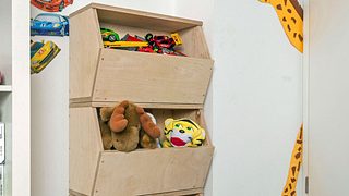 Anleitung: Spielzeug-Regal mit Schütten selber bauen - Foto: sidm/KEH